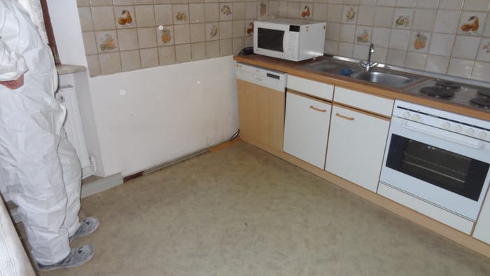 Küche im Raum Bad Windsheim, in der ein Wasserschaden einen Hausschwammbefall in der darunterliegenden Decke ausgelöst hat