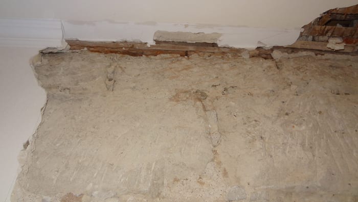 Durch den Echten Hausschwamm abgesprengtes Deckengesims und freigelegte Wand, Raum Bad Windsheim