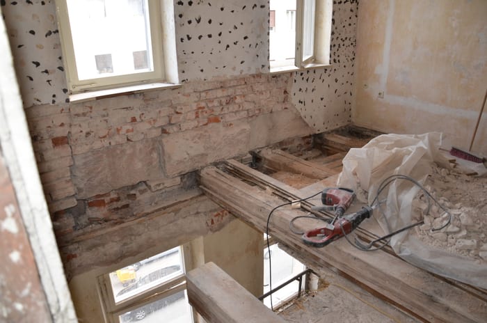 Freigelegte Wand und Deckenbalken in einem Nürnberger Altstadthaus mit zahlreichen Bohrlöchern zur Bekämpfung des Echten Hausschwamms