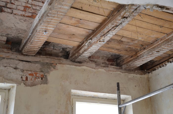 Vom Echten Hausschwamm befallene Deckenbalken in einem Altbau der Nürnberger Altstadt