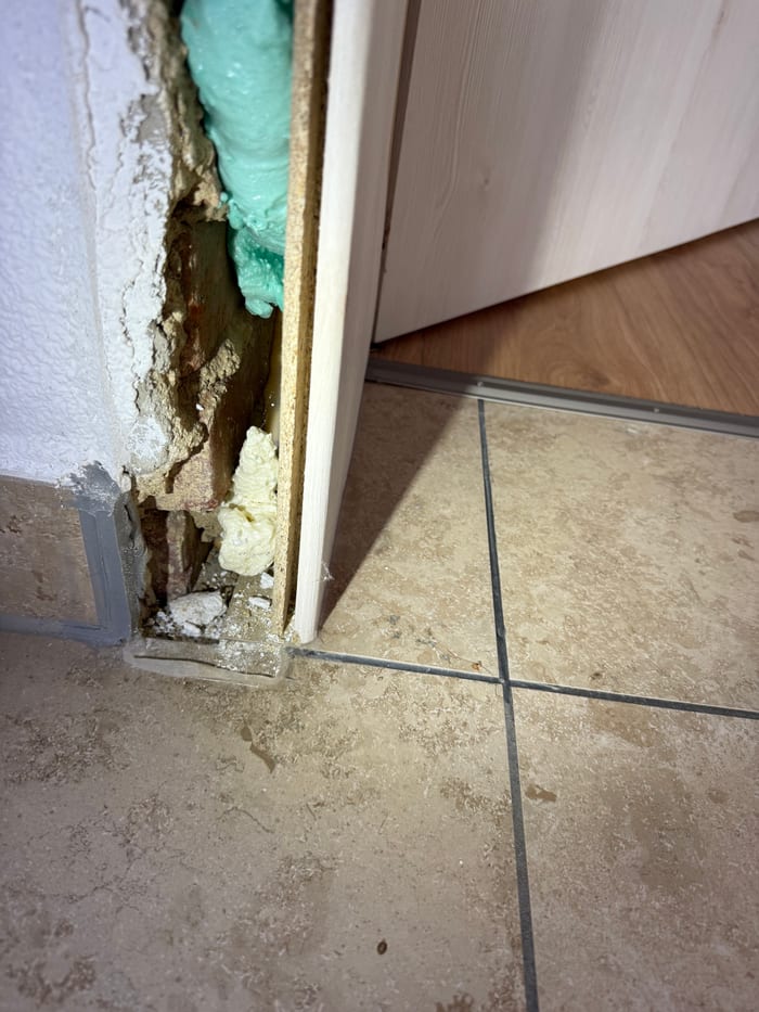 Versteckter Befall durch den Echten Hausschwamm im Türstock, Bayerischer Wald nahe Passau