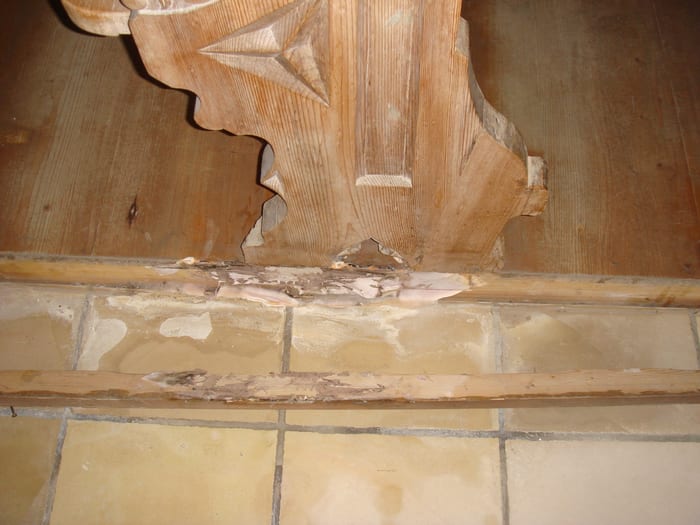 Vom Echten Hausschwamm befallenes Kirchengestühl, Landkreis Rottal-Inn