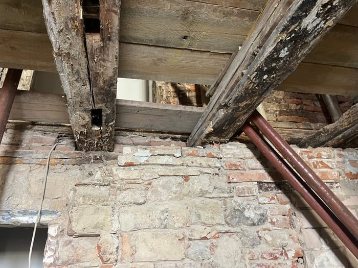 Durch den Echten Hausschwamm massiv zerstörter Deckenbalkenkopf am Mauerwerk infolge eines Kondensatfeuchte-Schadens, Raum Weißenburg